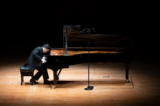 피아니스트 겸 지휘자 김선욱의 피아노 연주 모습. 빈체로 제공